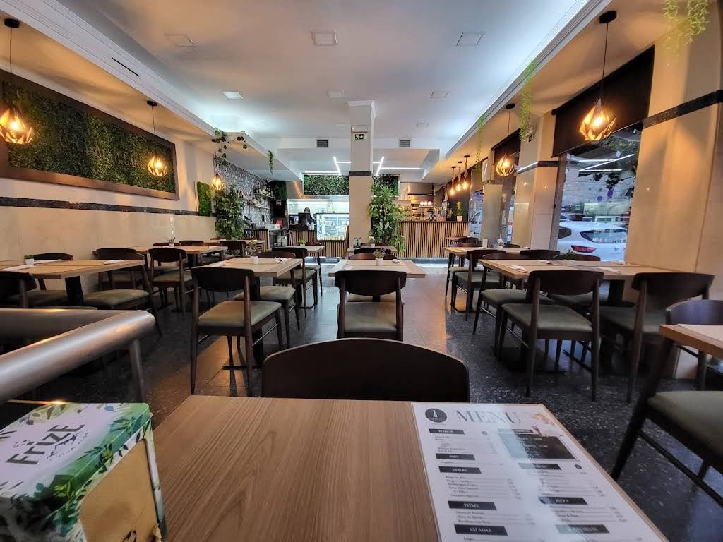 La salle de Capa Negra, avec les tables dressées et la carte posée dessus